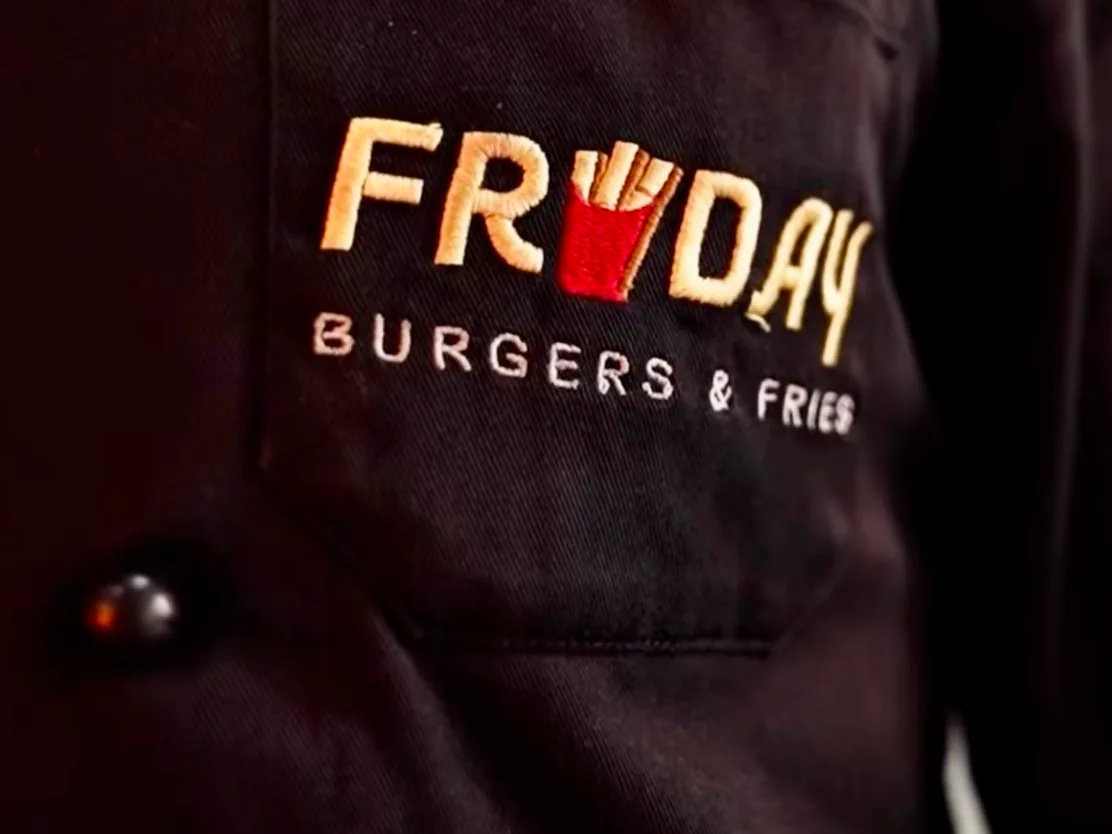 İşçi formasında FRYDAY loqosu