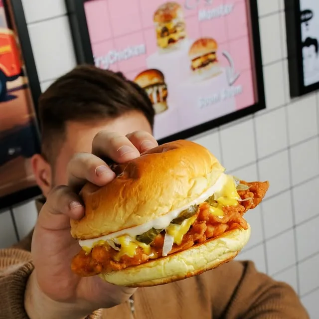Toyuq burgeri ilə FRYDAY qonağı — Instagram fotosu