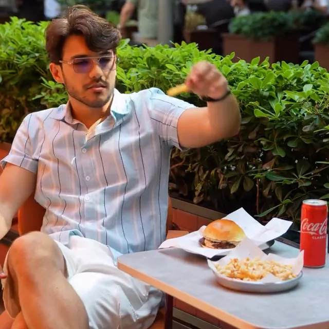 Burger və kartof fri ilə FRYDAY qonağı — Instagram videosu