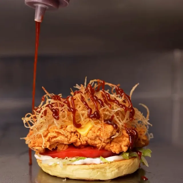 FRYDAY-in sousla toyuq burgeri — Instagram videosu